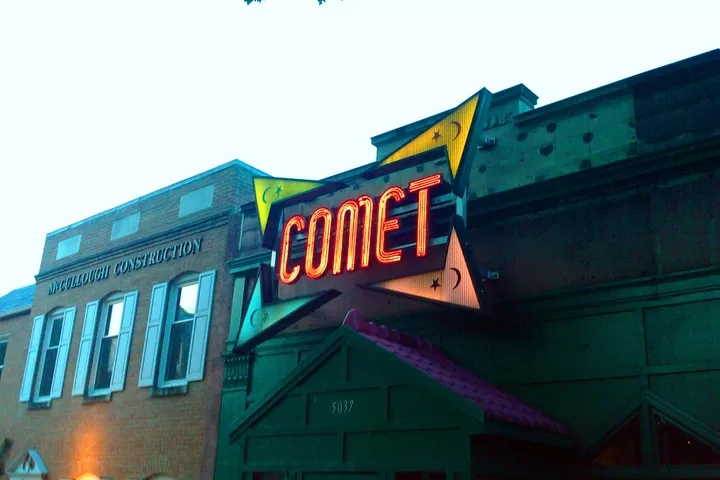 comet_ping_pong_outside-0-0